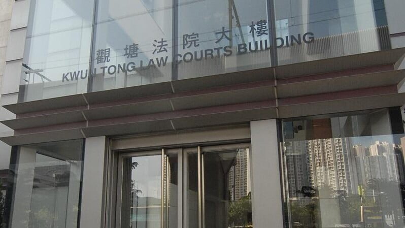 案件原定周四(13日)於觀塘裁判法院開審，而控辯雙方指經商討後同意案件以簽保守行為處理。裁判官丘國新最終批准被告自簽1,500港元守行為24個月，並撤銷控罪。