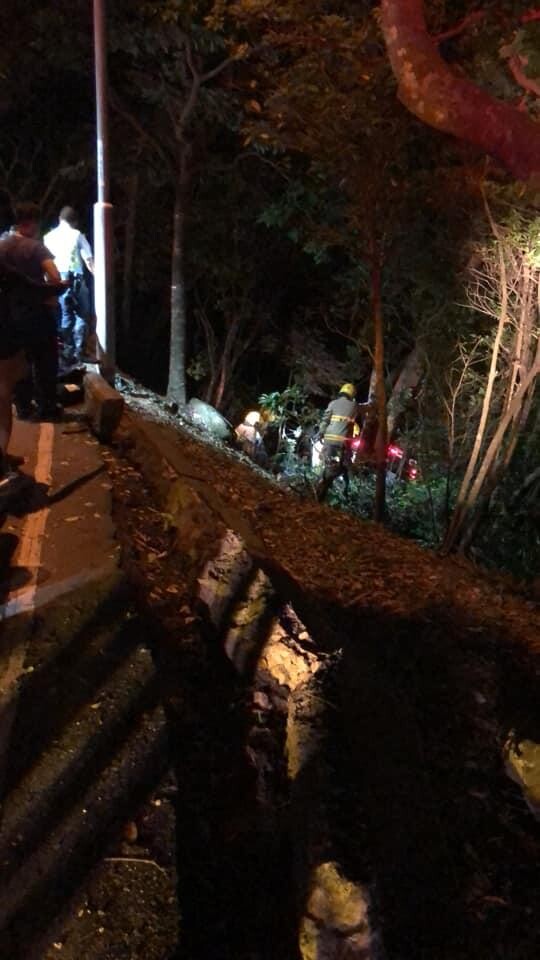 飛鵝山私家車失控衝落15米山坡　消防救出被困男司機女乘客