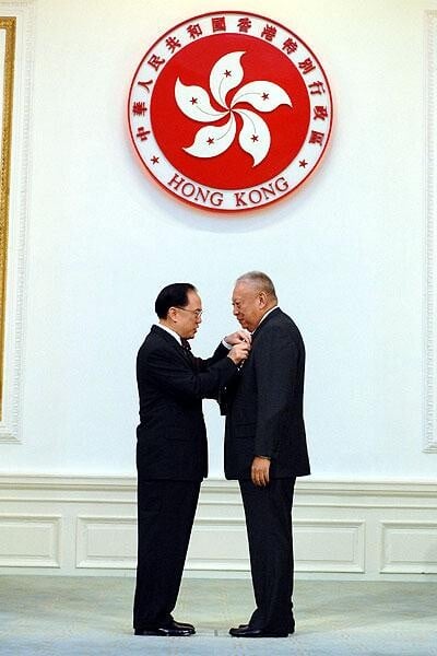 曾蔭權指,對董建華在專上教育領域的卓越貢獻尤為敬佩。 (資料圖片)