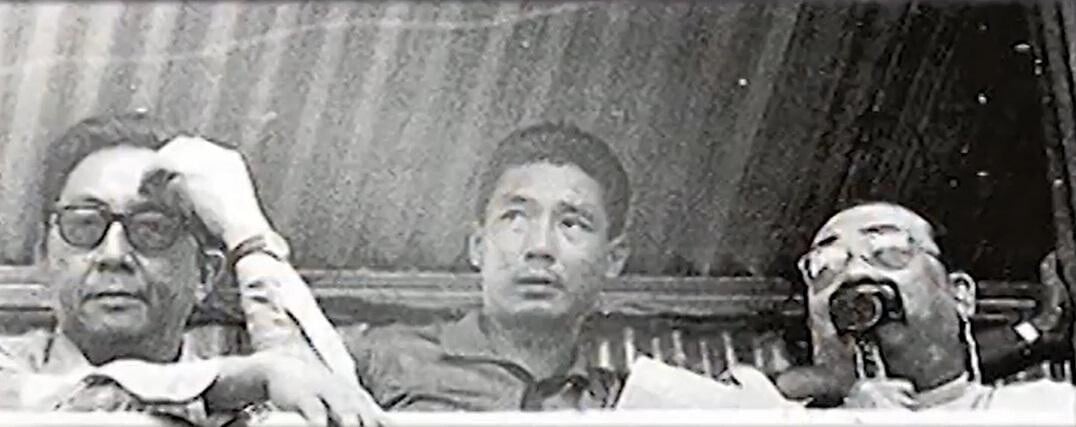 初代講波佬有葉觀楫(右)、盧振煊(左)。(《香港百人》截圖)