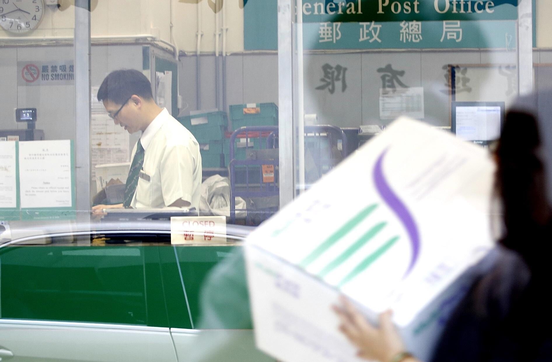 香港郵政宣布向9月完成試用期的郵務員及郵差,只能開出兩年公務員合約,不會長期聘用,預計涉及200多人。(資料圖片)