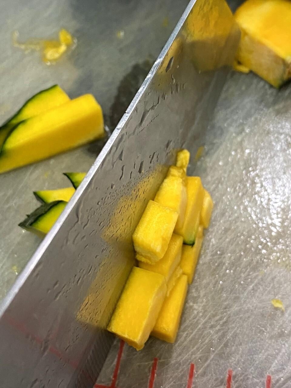 帶飯食譜│南瓜雞肉粟米有味飯做法1. 珍珠米稍浸10分鐘。南瓜連皮切小粒。