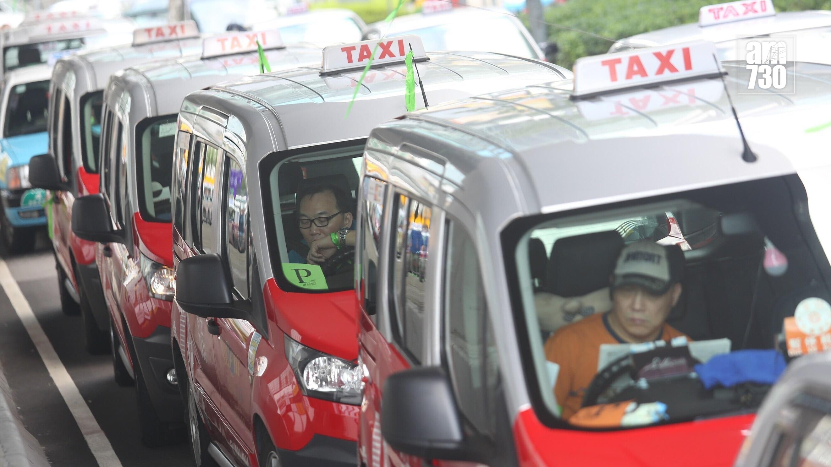 政府建議將商用車司機提交體格檢驗證明書的年齡門檻，由70歲降至65歲，並縮短駕駛執照有效期。(資料圖片)