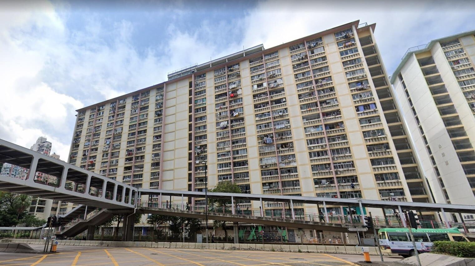 男子清醒送院救治。