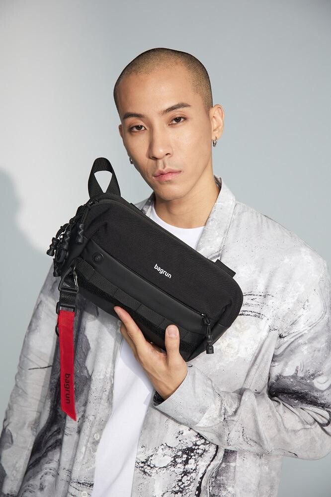 品牌特別針對戶外活動愛好者、健身人士、上班族設計了,軍事風格背囊、軍規小包、防水袋三大系列。
