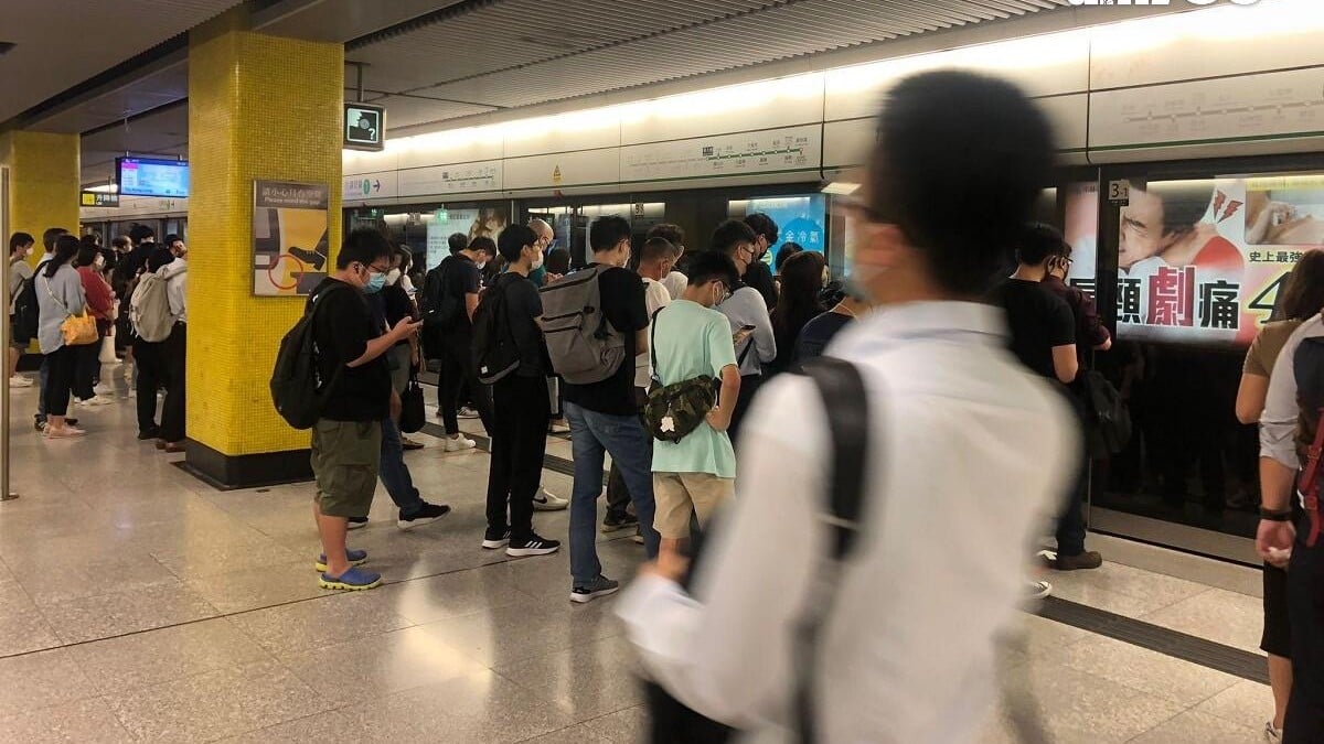 黃大仙站列車疑「尿袋」冒煙　觀塘綫往調景嶺一度受阻