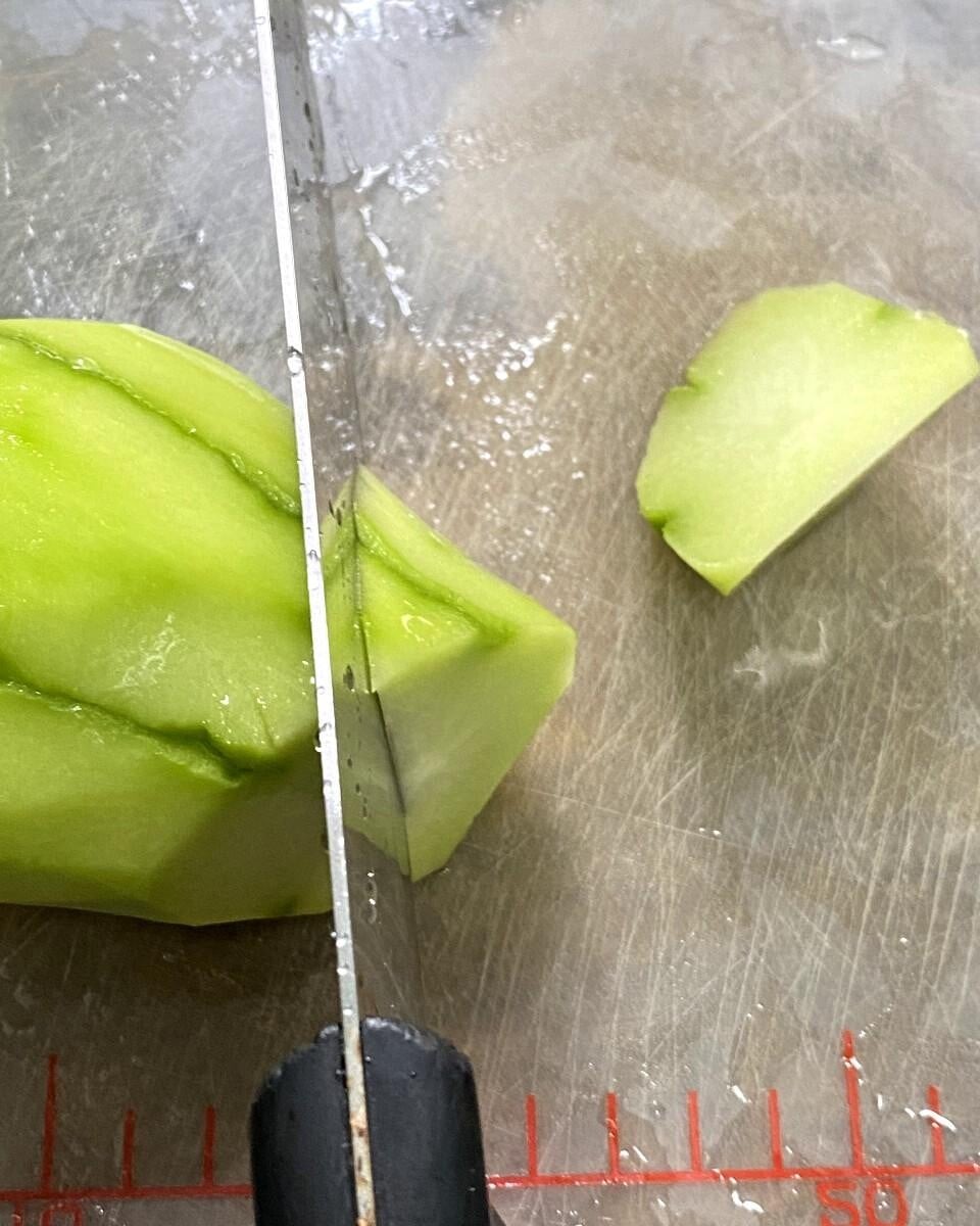 鼻敏感湯水食譜│辛夷花白芷無花果湯步驟2,鼻敏感湯水食譜│辛夷花白芷無花果湯步驟2,甘筍和合掌瓜削皮,滾刀切大塊。瘦肉切大塊。