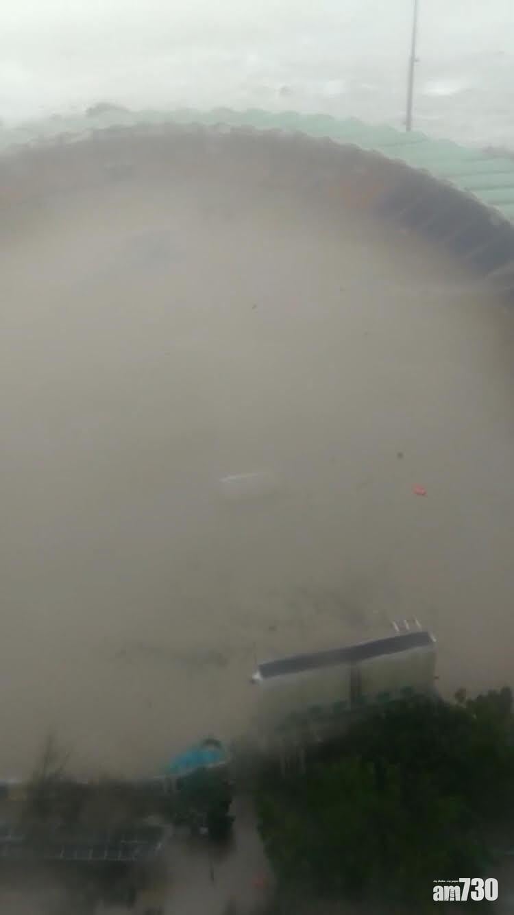 山竹颱風對香港破壞嚴重,小西灣運動場變泳池。(資料圖片)