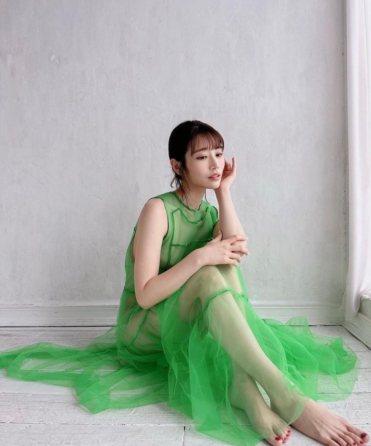 河北彩花公開月曆其中一款造型,穿上綠色紗裙真空上陣。
