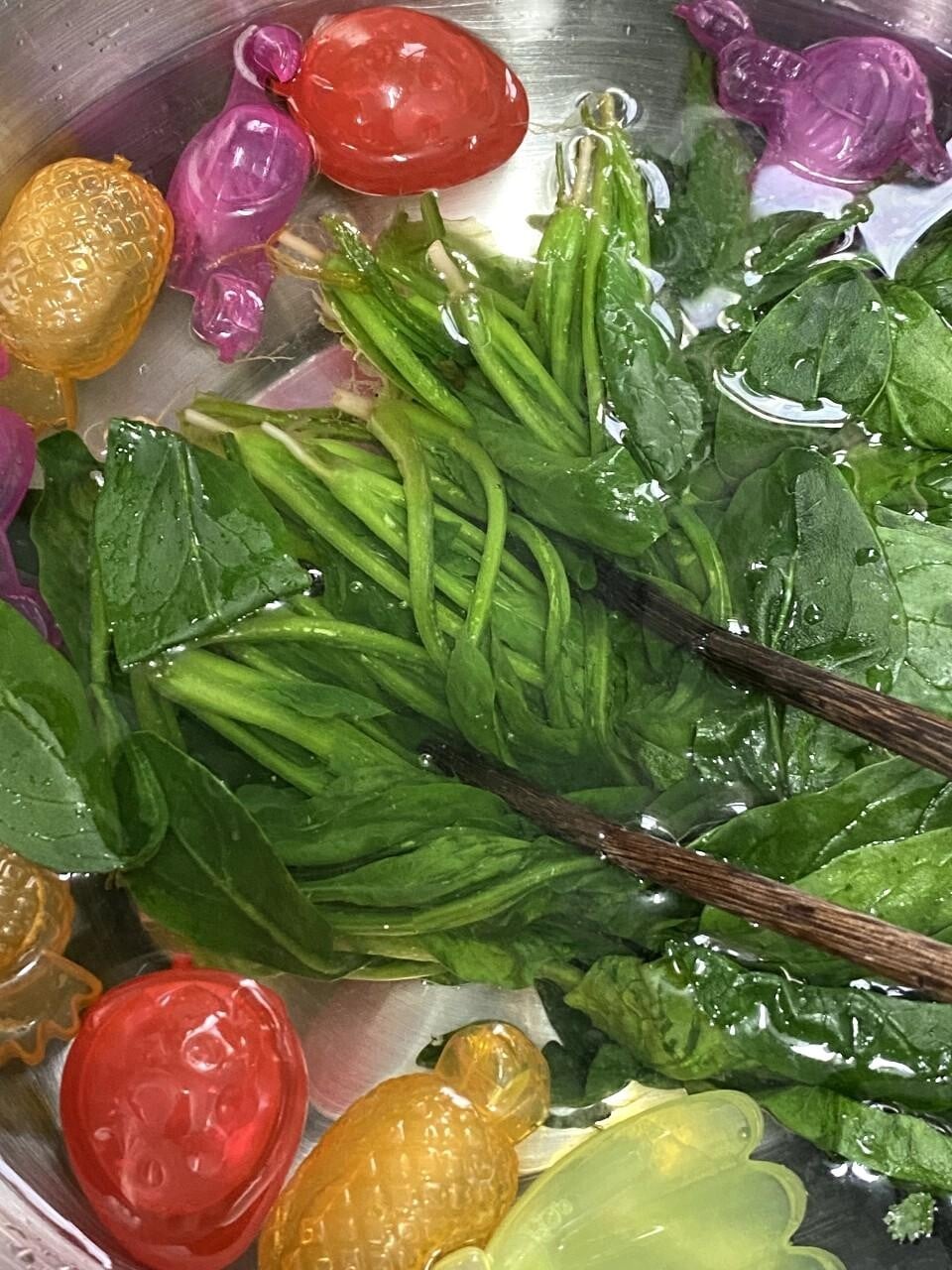 涼拌食譜│韓式涼拌菠菜 菠菜苗原棵洗淨,煲滾水,放少許鹽,放入菠菜,大火灼30秒,撈起,即時放入冰水降溫。