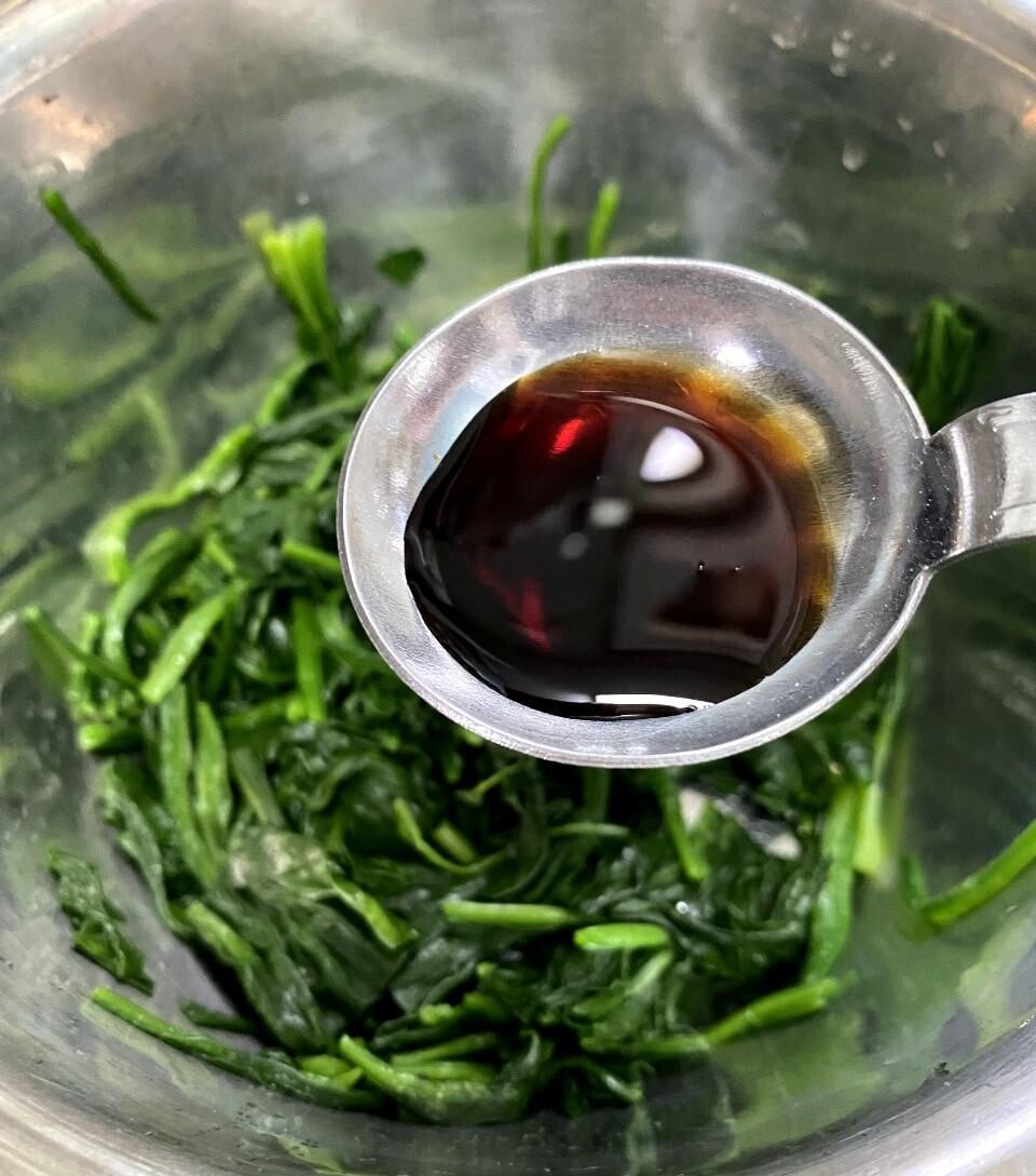 涼拌食譜│韓式涼拌菠菜 將菠菜放入大碗,加入所有材料,拌勻即可。