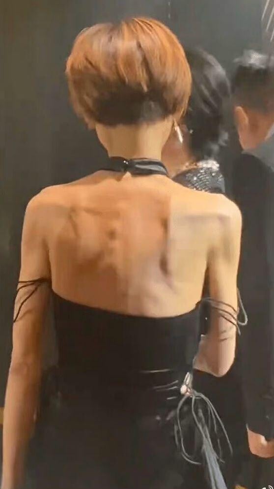 葉子楣當轉身卻驚現背後骨瘦嶙峋。