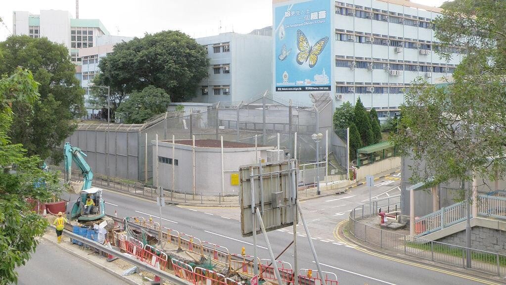 壁屋還押人士被捅肛　懲教助理判囚3年 3名羈留者分別囚4至6個月