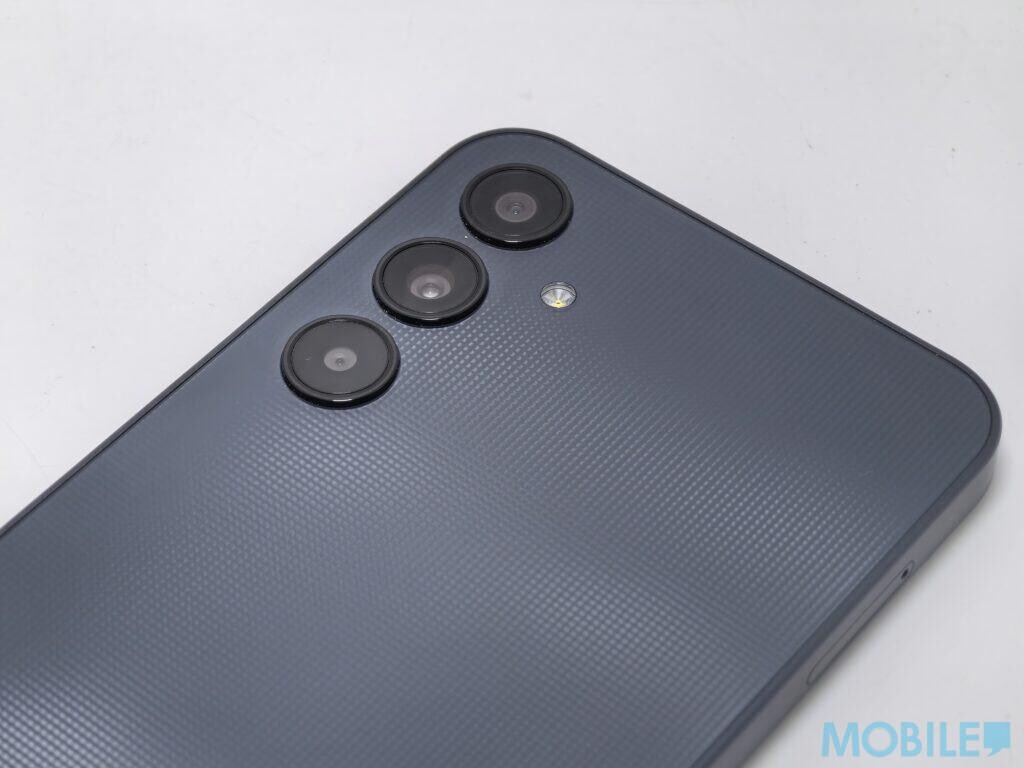 Samsung Galaxy A25 5G 設5,000萬像主鏡 + 800萬像景深鏡頭 + 200萬像微距鏡頭。
