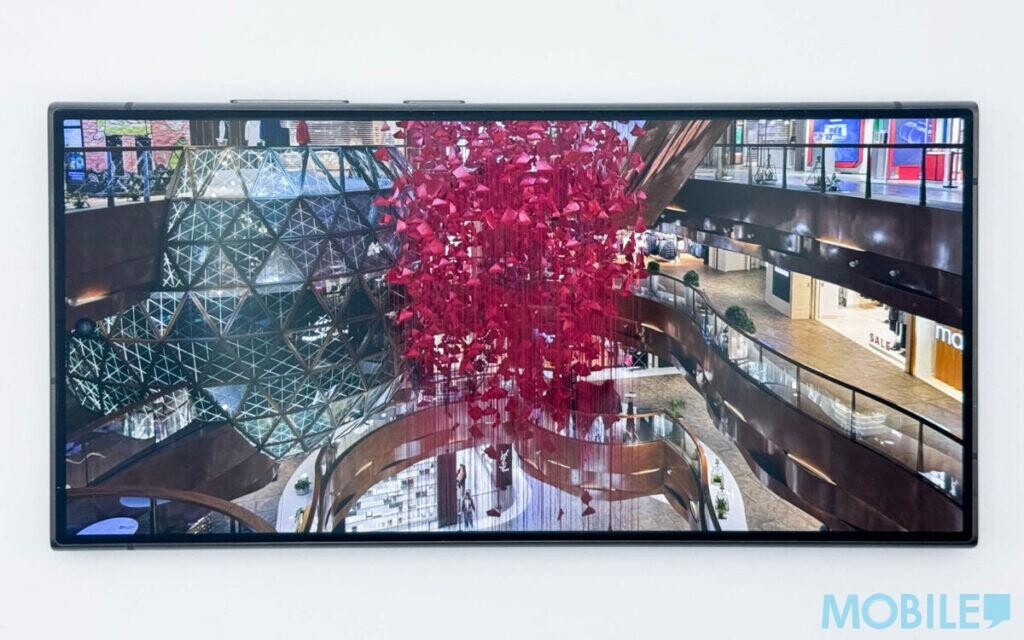 Samsung Galaxy S24 Ultra新螢幕瀏覽相片，帶來更接近真全屏視野