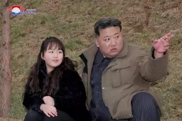 金正恩與女兒金主愛。(資料圖片)