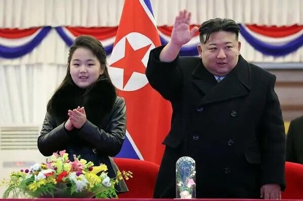 金正恩與女兒金主愛。(資料圖片)