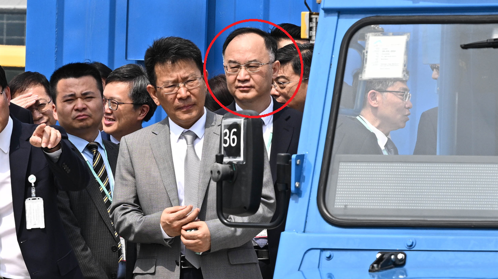 農融昨日(22日)已隨港澳辦主任夏寶龍來港考察調研。從政府新聞處發出的相片可見，他現身機管局考察(紅圈示)