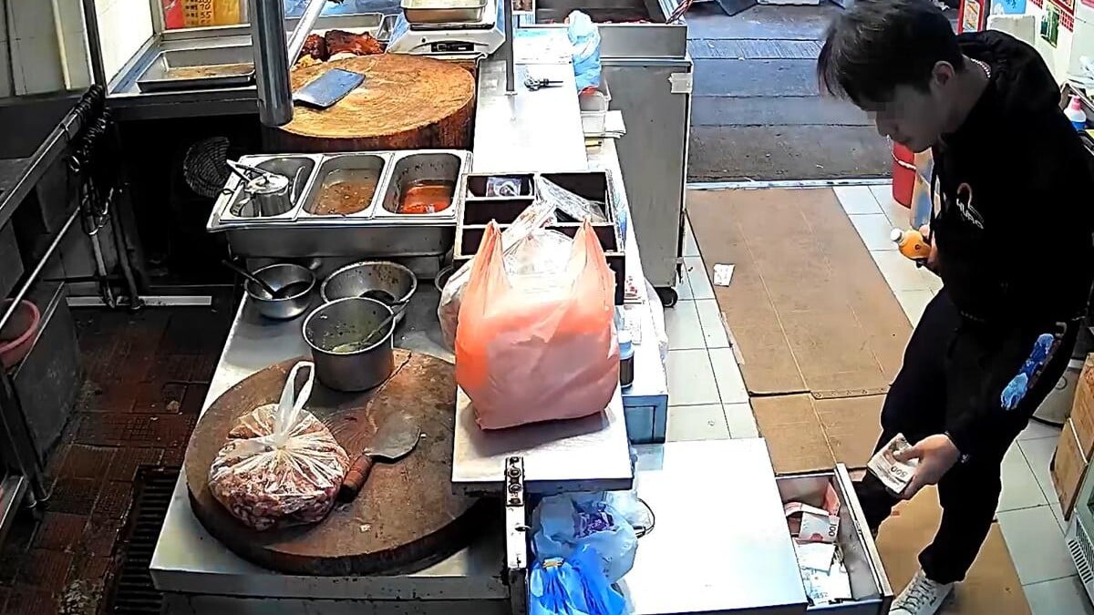 筲箕灣一間燒臘店2024年疑遭一名男子偷走櫃枱6500元現金，過程被店舖閉路電視清楚拍下。(閉路電視影片截圖)