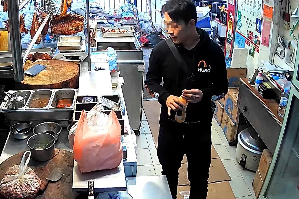 筲箕灣一間燒臘店2024年疑遭一名男子偷走櫃枱6500元現金,過程被店舖閉路電視清楚拍下。(閉路電視影片截圖)