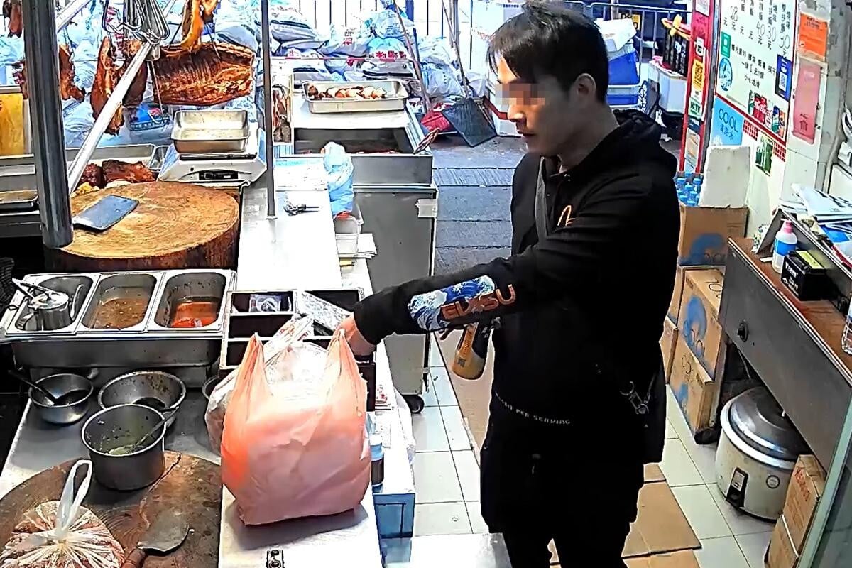 筲箕灣一間燒臘店2024年疑遭一名男子偷走櫃枱6500元現金,過程被店舖閉路電視清楚拍下。(閉路電視影片截圖)