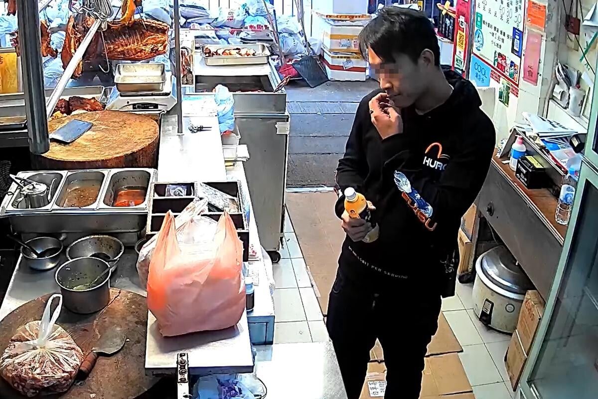 筲箕灣一間燒臘店2024年疑遭一名男子偷走櫃枱6500元現金,過程被店舖閉路電視清楚拍下。(閉路電視影片截圖)