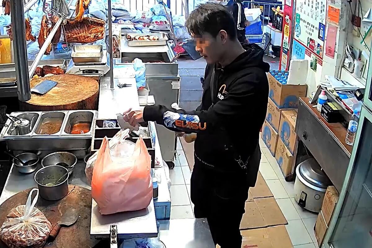 筲箕灣一間燒臘店2024年疑遭一名男子偷走櫃枱6500元現金,過程被店舖閉路電視清楚拍下。(閉路電視影片截圖)