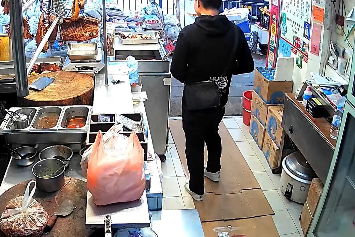 筲箕灣一間燒臘店2024年疑遭一名男子偷走櫃枱6500元現金,過程被店舖閉路電視清楚拍下。(閉路電視影片截圖)