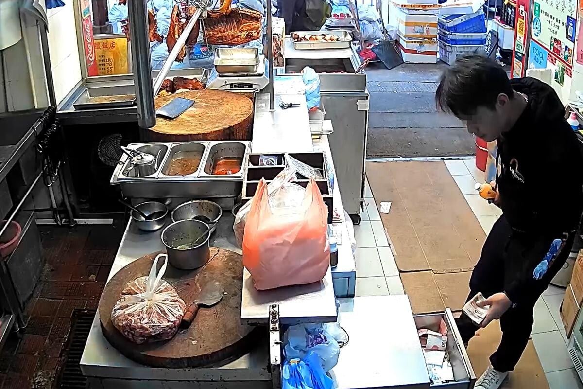 筲箕灣一間燒臘店2024年疑遭一名男子偷走櫃枱6500元現金,過程被店舖閉路電視清楚拍下。(閉路電視影片截圖)