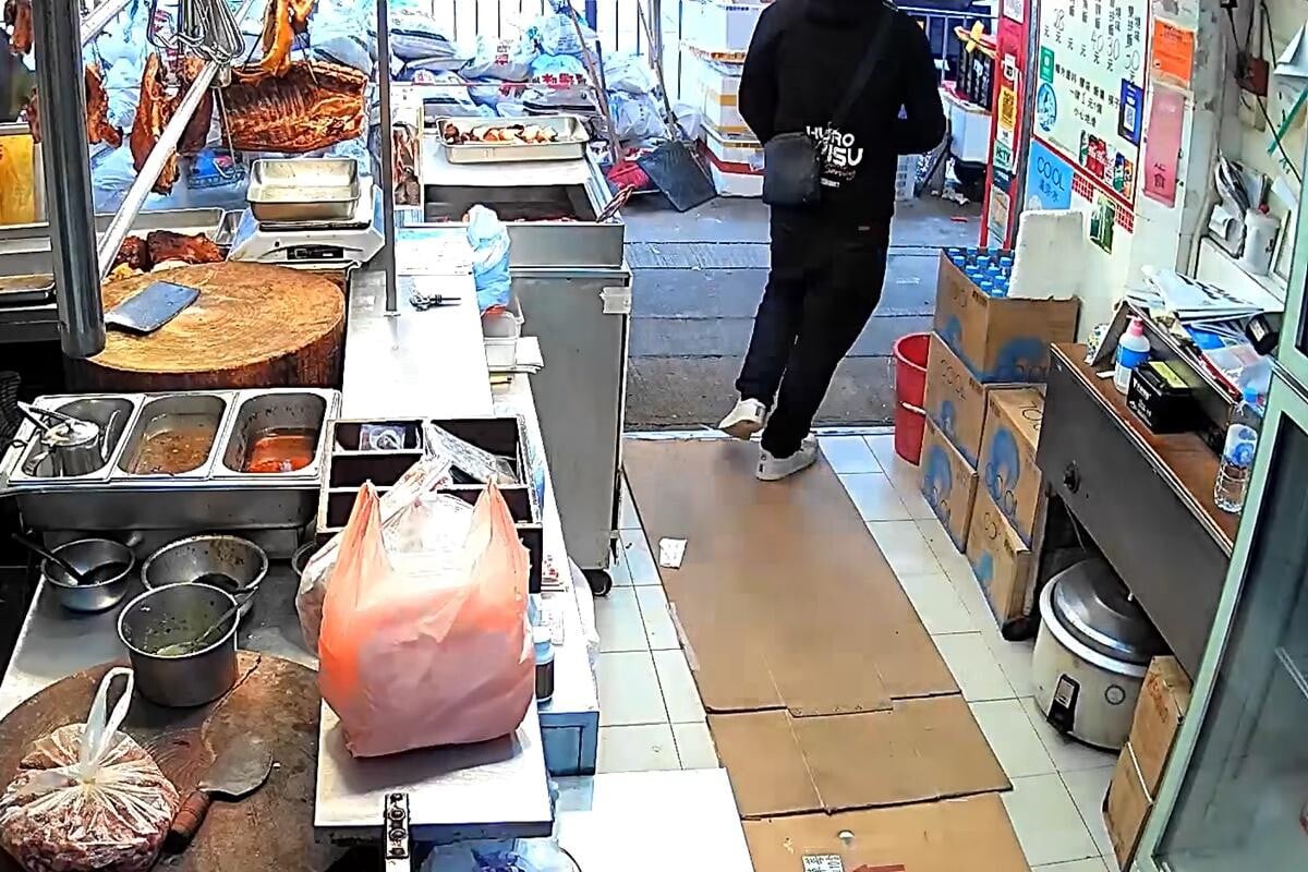筲箕灣一間燒臘店2024年疑遭一名男子偷走櫃枱6500元現金,過程被店舖閉路電視清楚拍下。(閉路電視影片截圖)