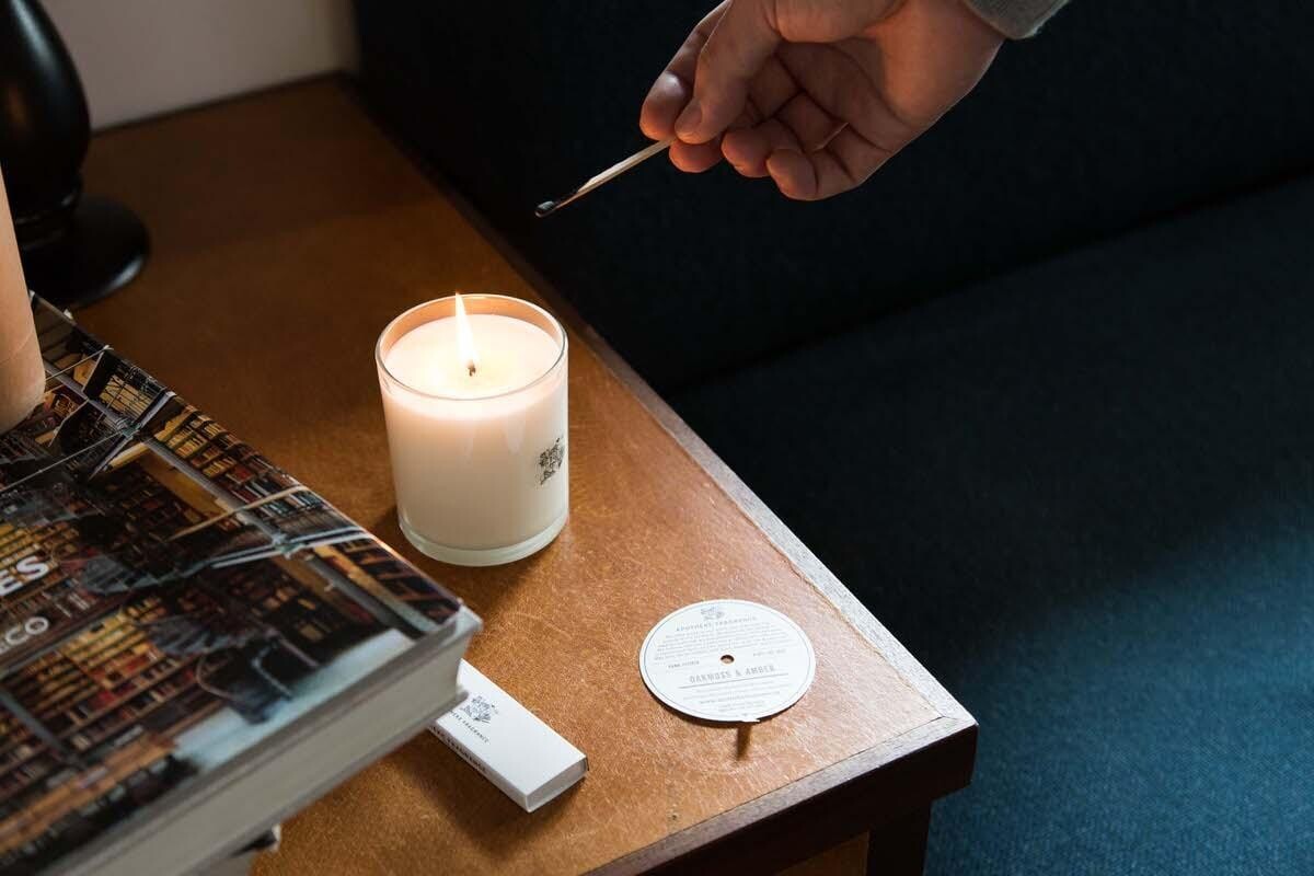 回南天防潮方法，點蠟燭有助阻止水氣凝結。