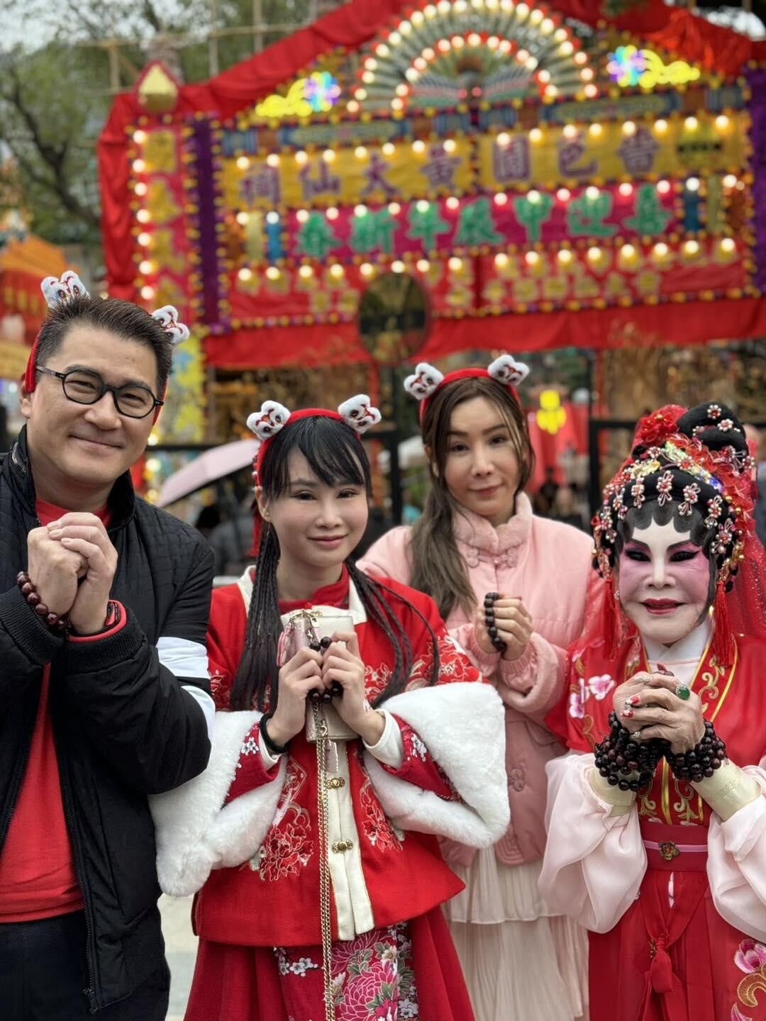 今個農曆年，黃夏蕙在上頭炷香前，將自己製作過百手串送給途人。