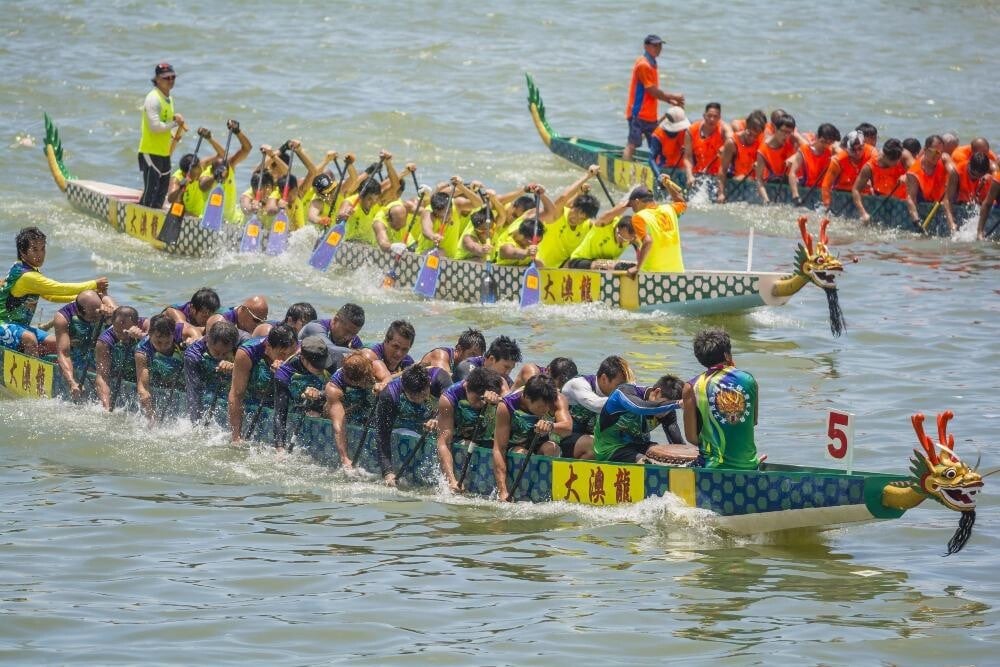 激昂的鼓聲、拼搏的划槳，龍舟比賽是每年端午節不可缺少的焦點節目。（圖片來源：Shutterstock ）