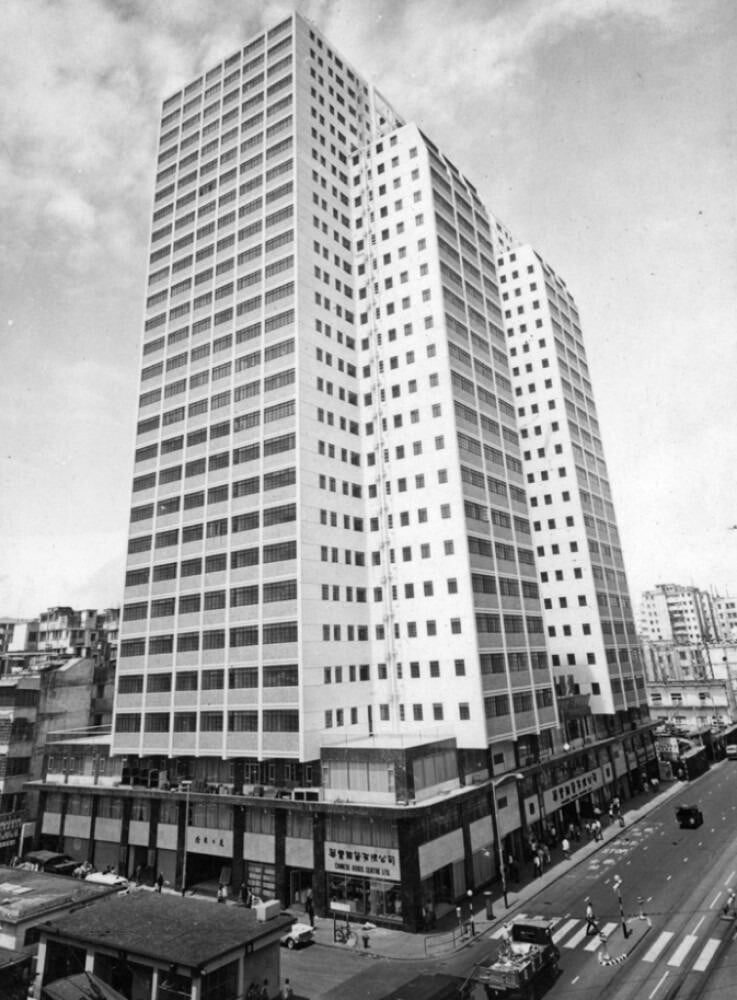 商務印書館的北角廠房於1960年代拆卸,後來興建了僑冠大廈及僑輝大廈。圖為1966年落成的僑冠大廈。(圖片來源:香港記憶/香港大學圖書館)