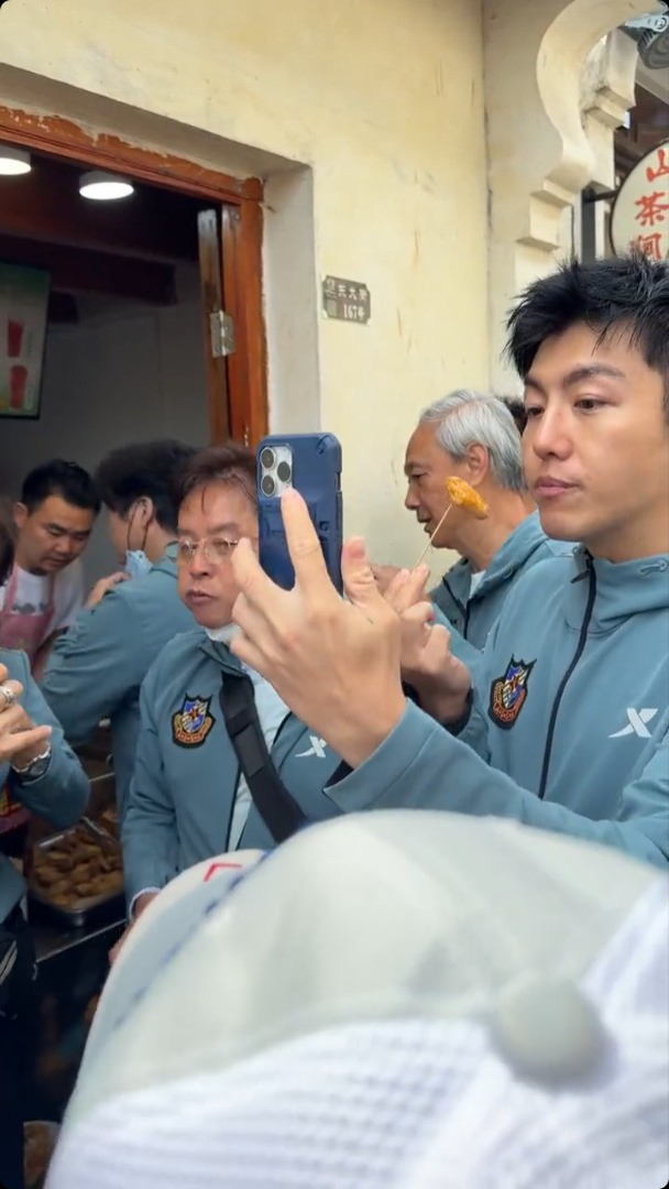 譚詠麟等在街頭掃小食。