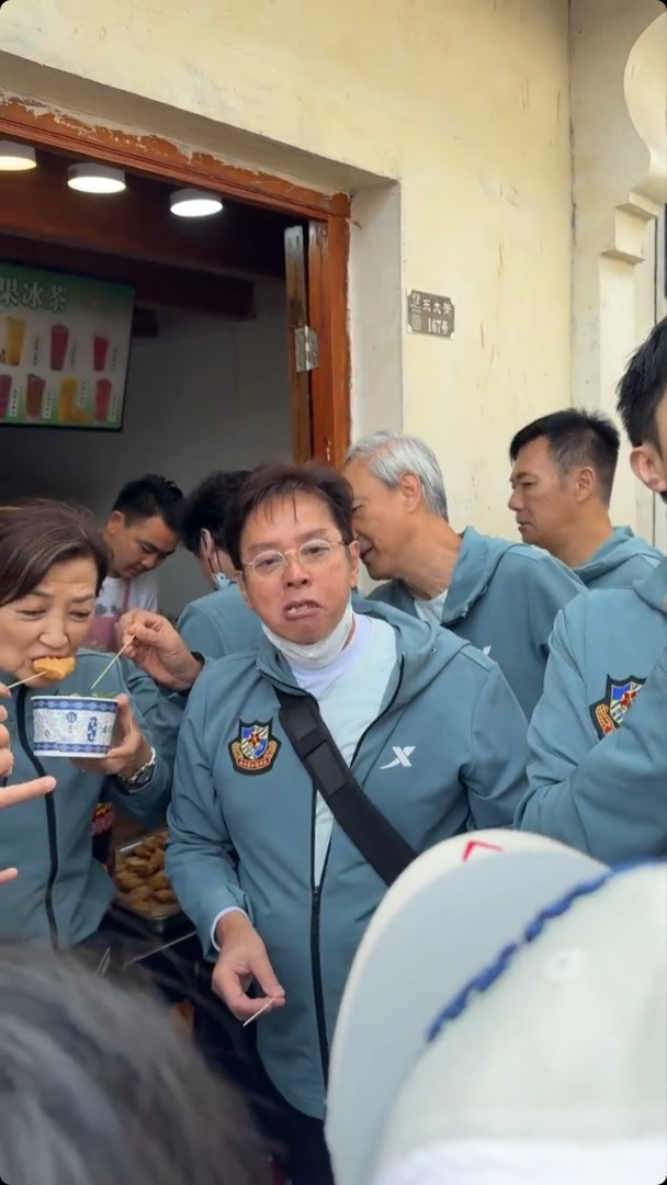 譚詠麟等在街頭掃小食。
