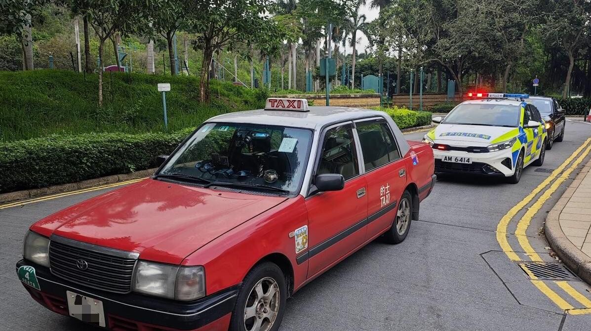 五一黃金周｜警打擊的士濫收車資冚旗載客　43歲司機尖沙咀去大嶼山收高一倍被捕