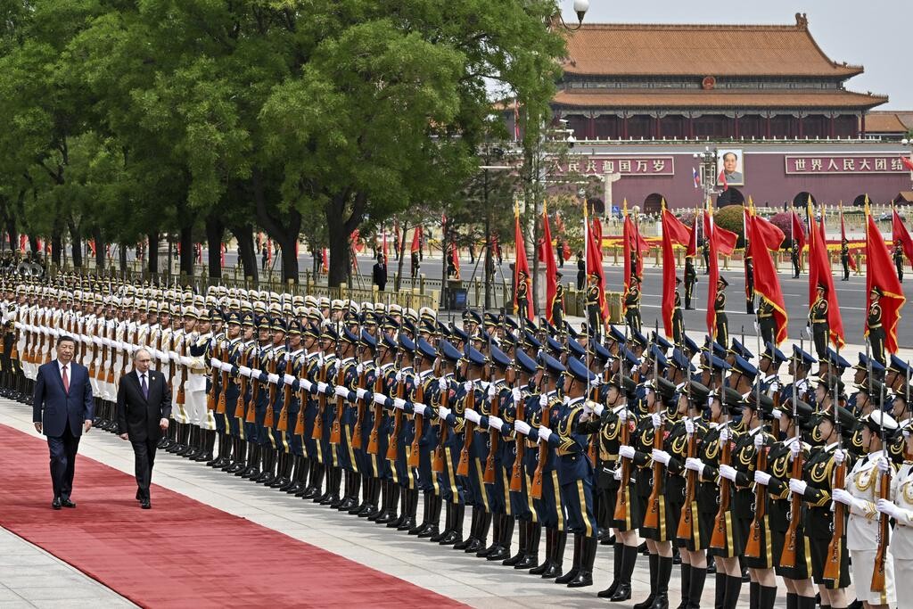 習近平在人民大會堂東門外廣場為普京舉行歡迎儀式(美聯社)