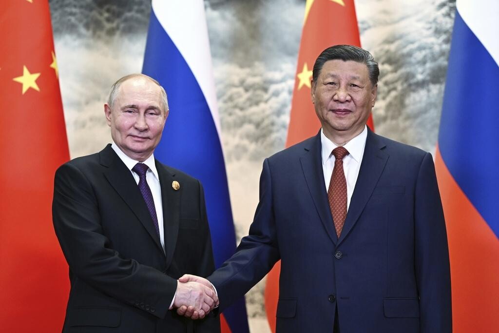 習近平在人民大會堂東門外廣場為普京舉行歡迎儀式(美聯社)