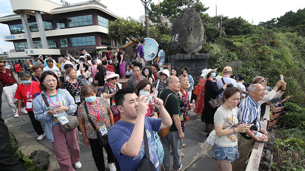  報道引濟州旅遊業界調查數據稱，今年1月到4月，到訪濟州的中國遊客超過42萬人，佔全部外國遊客的78.6%。（網上圖片）