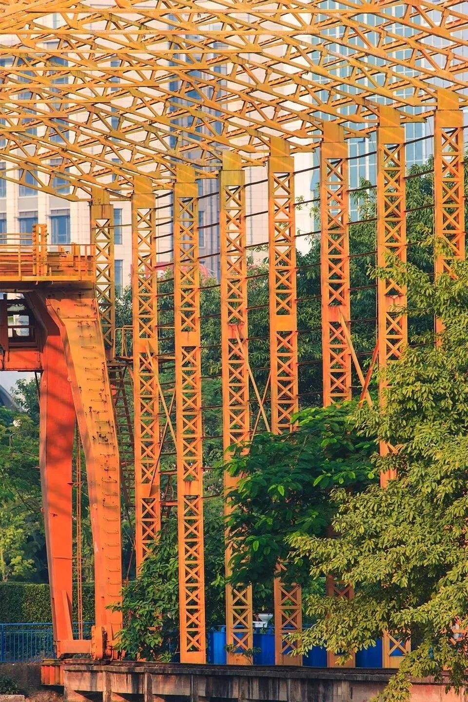 岐江公園是粵中造船廠舊址上改建而成的主題公園,園內保留了不少昔日船廠的建築,當中可以一竅昔日船廠的雄偉。(圖片來源:了不起的中山微信)