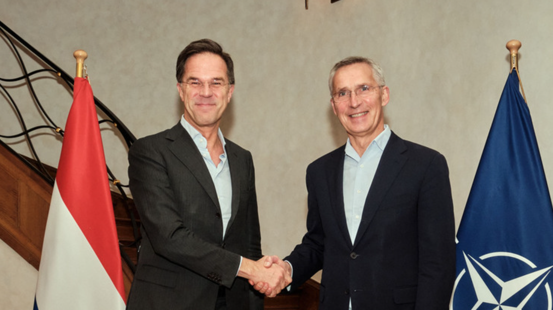 荷蘭首相呂特（Mark Rutte、左）將在10月1日起接替斯托爾滕貝格（Jens Stoltenberg、右）出任北約秘書長。(北約圖片)