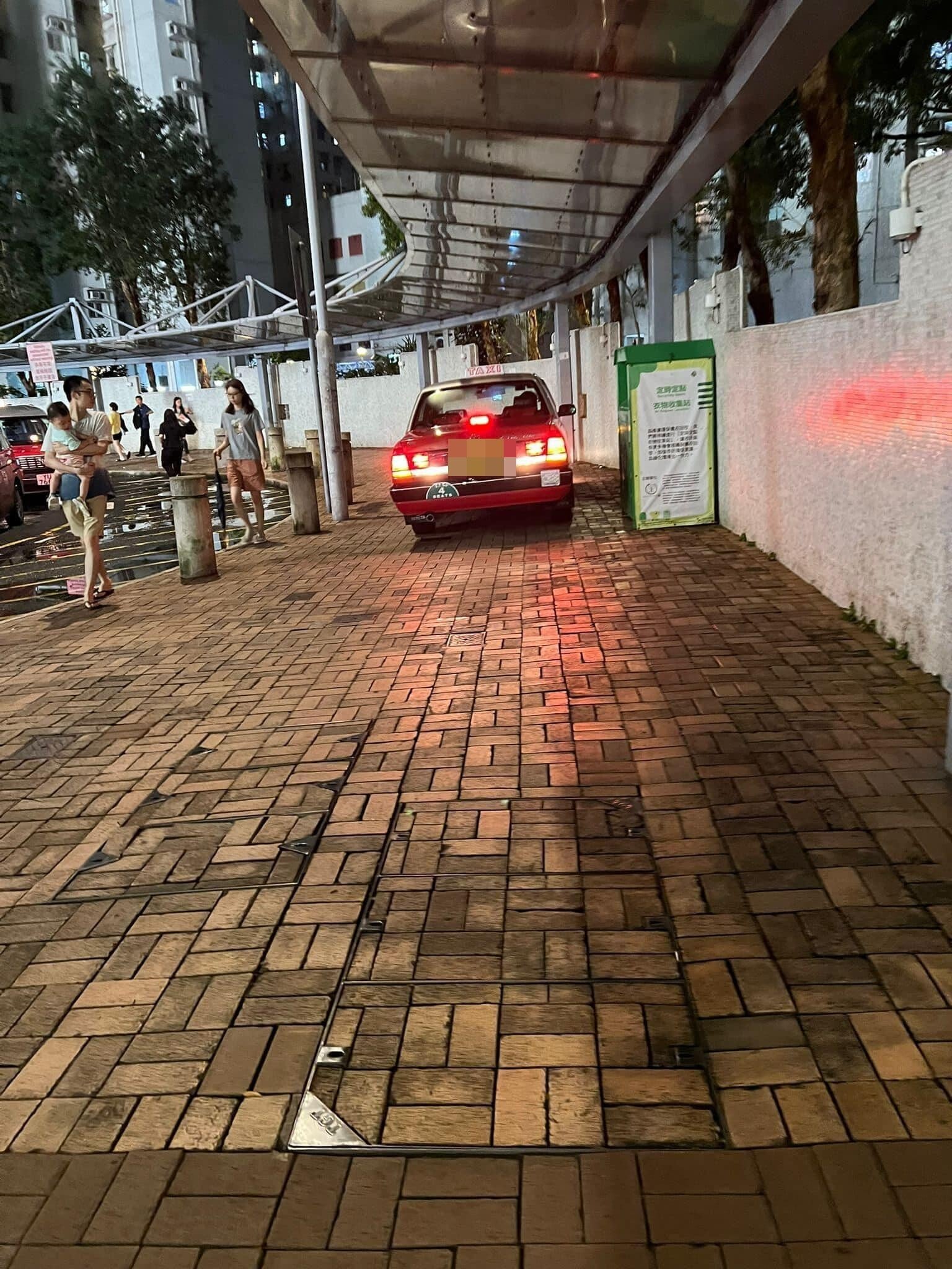 有的士於將軍澳唐德街1號富康花園地面行人路行駛。(香港突發事故報料區FB)