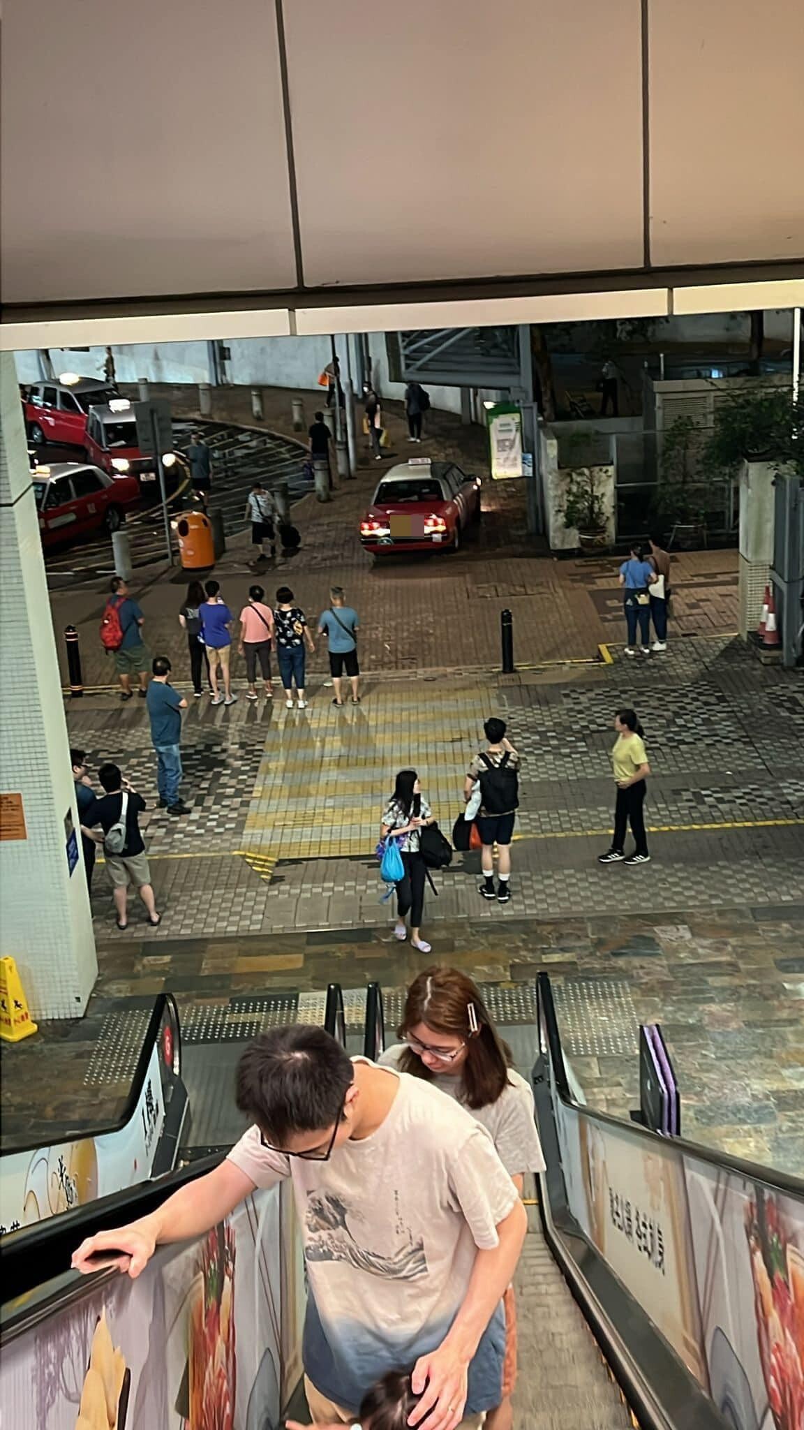 有的士於將軍澳唐德街1號富康花園地面行人路行駛。(香港突發事故報料區FB)
