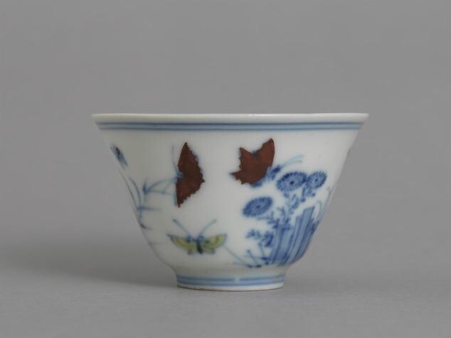 明 成化（1465-1487年）成化款鬥彩三秋杯。（圖片來源：香港故宮文化博物館）