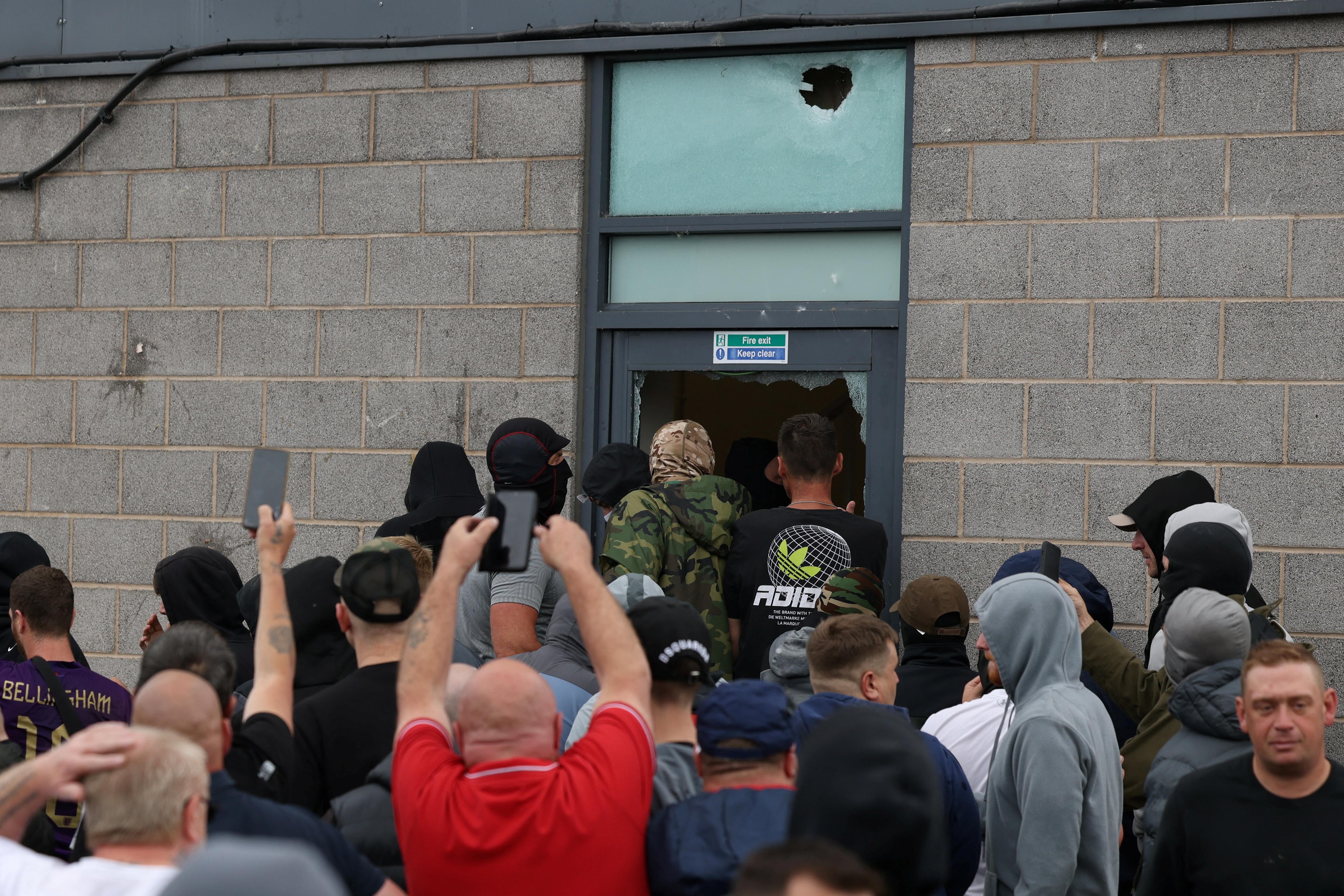 英國極右反移民示威｜英格蘭北部洛達咸（Rotherham）一間住有來自外國尋求庇護者的酒店受襲，大批蒙面示威者衝擊酒店及縱火，又向在警員投擲雜物。(路透社)