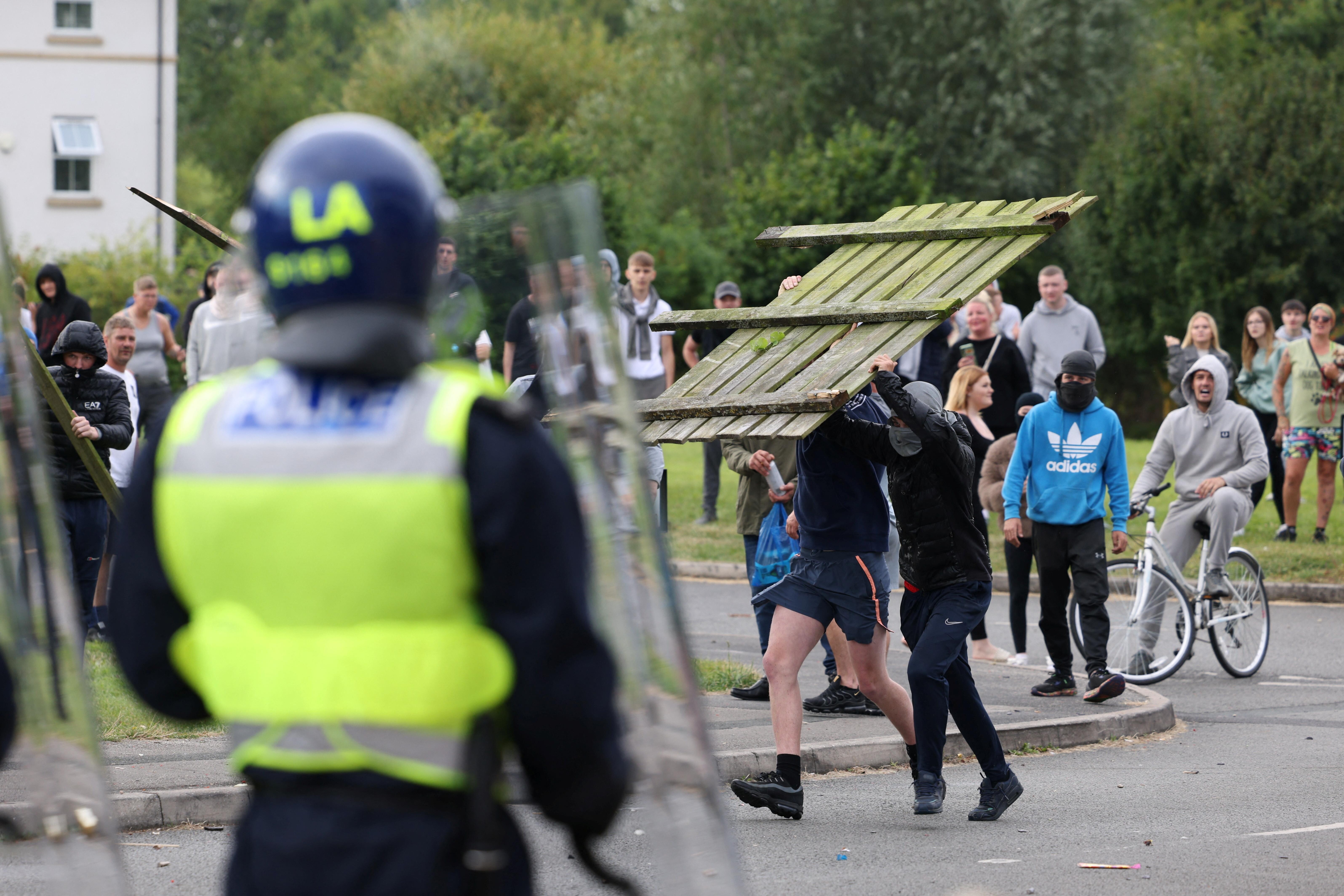 英國極右反移民示威｜英格蘭北部洛達咸（Rotherham）一間住有來自外國尋求庇護者的酒店受襲，大批蒙面示威者衝擊酒店及縱火，又向在警員投擲雜物。(路透社)