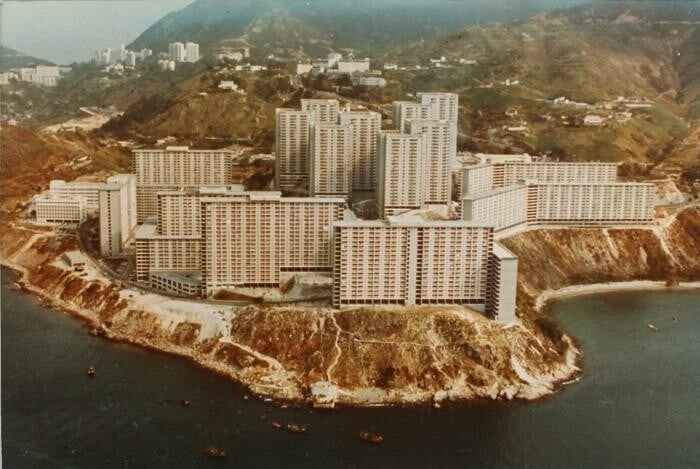 華富邨第一期在1967年落成，它是香港第一個引入社區概念發展的公共屋邨，邨內有商場、巴士總站及各類社區康樂設施，能夠自給自足。（圖片來源：政府檔案處）