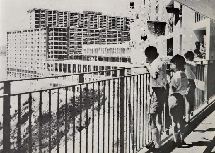 華富邨在1980至81年，居住人口曾超過51,000人。這個數字比目前全港最多人住、人口達40,000人的屋苑嘉湖山莊還要多。值得一提是，法國南部小國摩納哥總人口亦不過只有約37,000人。（圖片來源：歷史檔案館facebook專頁）