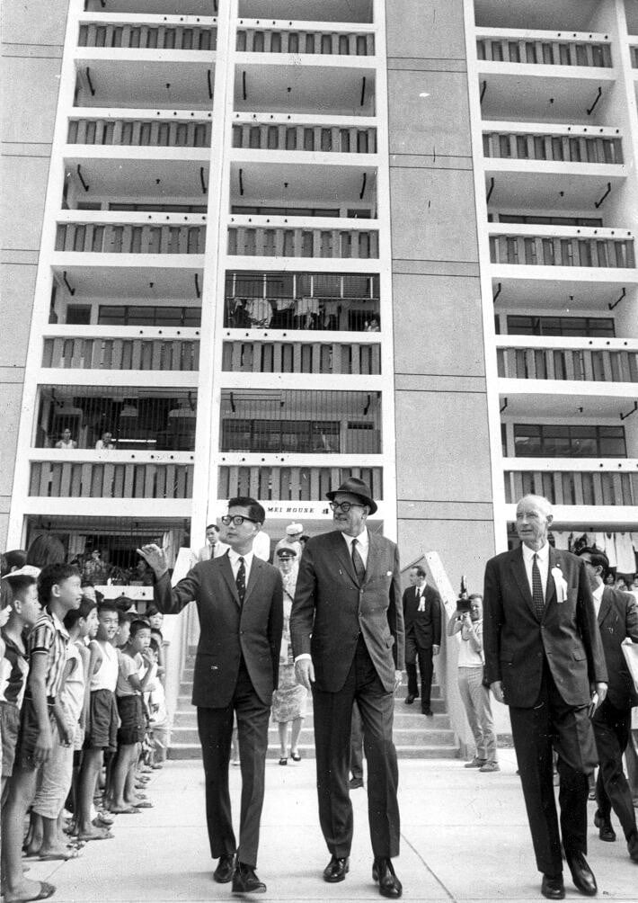 時任港督戴麟趾（中）1968年到華富邨主持開幕典禮。（圖片來源：Getty）